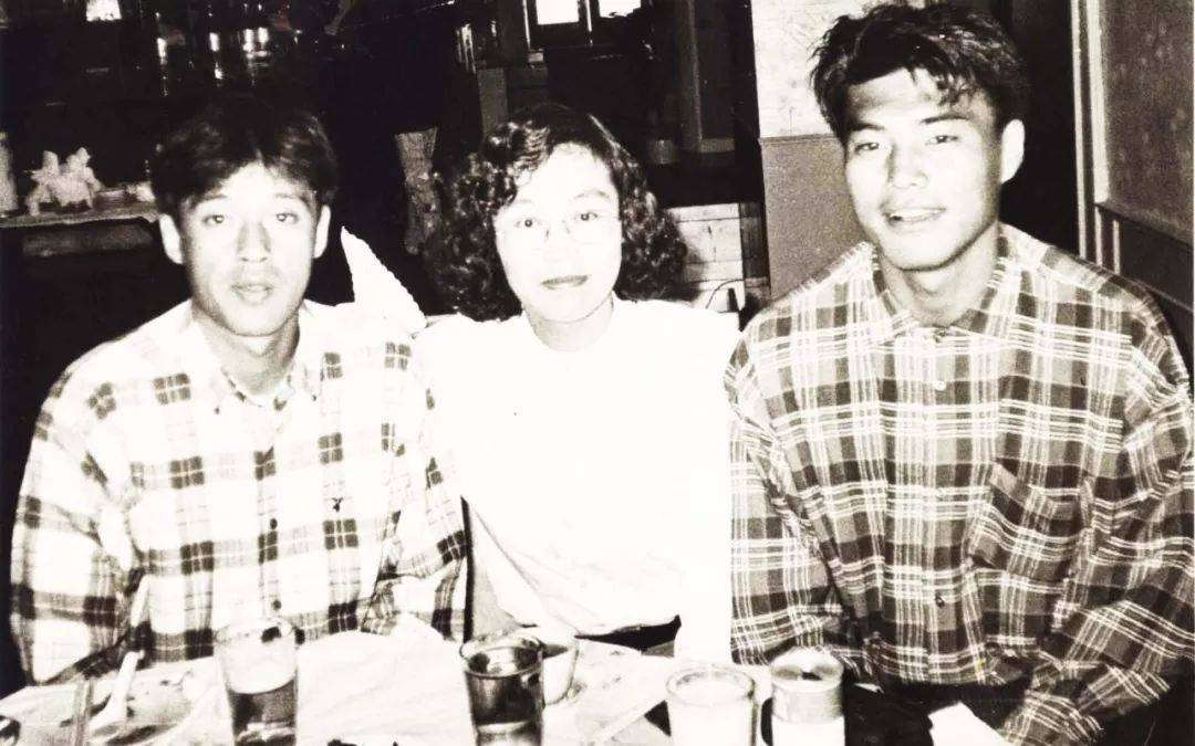 
赵植萍足球文章：1995年甲A大连万达VS八一赛后 小王涛送大王涛‘华体会开户’(图2)